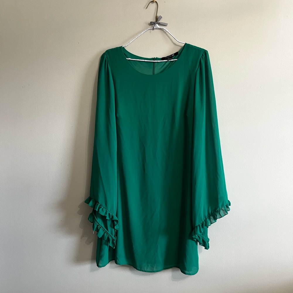 Elegant Green Dress with Ruffle Sleeves